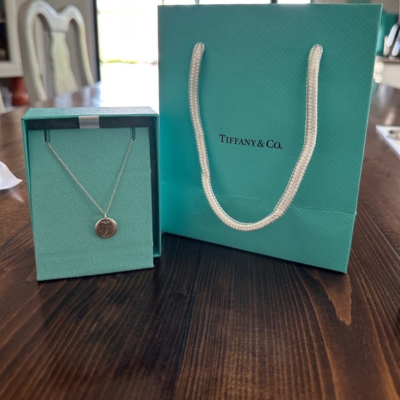 【Tiffany & Co】Tiffany Notes Alphabet disc charmペンダント Tiffany & Co. | Jewelry | Tiffany Notes Alphabet Disc Charm